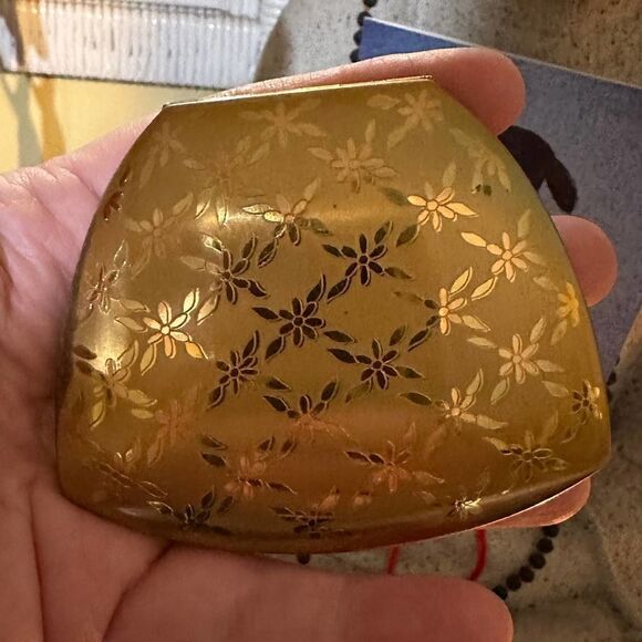 Vintage Elgin American Floral Makeup Compact, 1940's - Picture 7 of 15